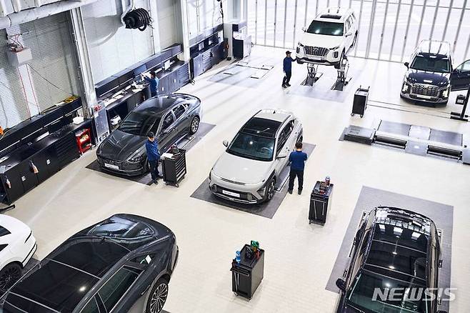 [서울=뉴시스] 현대차 인증 중고차 양산 센터에서 검사원이 매물을 정밀 진단하고 있다.(사진=현대차 제공) photo@newsis.com