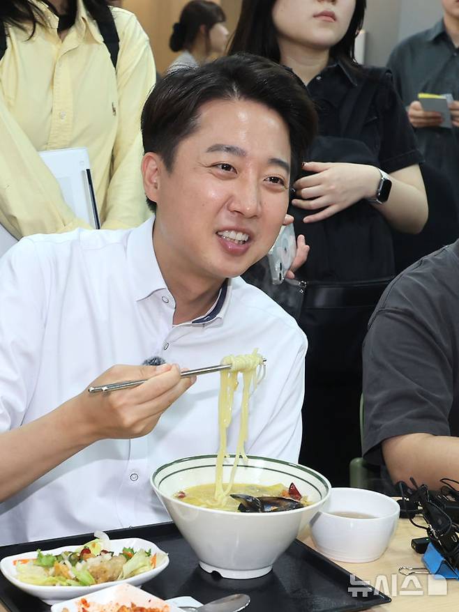 [인천=뉴시스] 전진환 기자 = 이준석 개혁신당 대선 후보가 22일 '학식먹자 이준석' 캠페인이 열린 인천 미추홀구 인하대학교에서 학생들과 학식을 먹으며 대화를 나누고 있다. 2025.05.22. amin2@newsis.com