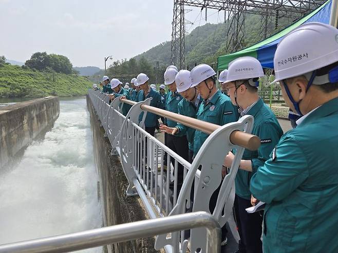 [대전=뉴시스]수자원공사 관계자들이 22일 주암댐 비상 방류 밸브를 점검하고 있다. (사진=수자원공사 제공) 2025. 05. 22 photo@newsis.com *재판매 및 DB 금지