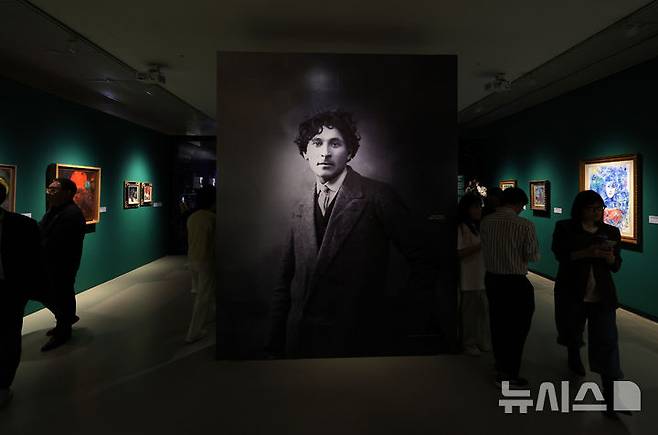 [서울=뉴시스] 이영환 기자 = 22일 서울 서초구 예술의전당 한가람미술관에서 열린 '마르크 샤갈 특별전 : 비욘드 타임' 기자간담회에서 참석자들이 전시장을 살펴보고 있다. 예술의전당, 아튠즈, KBS미디어, 머니투데이와 함께 선보이는 마르크 샤갈 특별전은 오는 23일부터 9월 21일까지 한가람미술관에서 개최한다. 2025.05.22. 20hwan@newsis.com