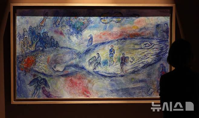 [서울=뉴시스] 이영환 기자 = 22일 서울 서초구 예술의전당 한가람미술관에서 열린 '마르크 샤갈 특별전 : 비욘드 타임' 기자간담회에서 참석자들이 전시장을 살펴보고 있다.  예술의전당, 아튠즈, KBS미디어, 머니투데이와 함께 선보이는 마르크 샤갈 특별전은 오는 23일부터 9월 21일까지 한가람미술관에서 개최한다. 샤갈의 미공개 유화 7점이 전 세계 최초로 공개되며 총 170여 점의 작품을 새로운 전시구성으로 엮어낸다. 2025.05.22. 20hwan@newsis.com