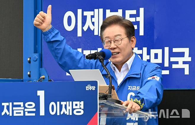 [제주=뉴시스] 우장호 기자 = 이재명 더불어민주당 대선 후보가 22일 오전 제주시 일도일동 동문로터리에서 열린 집중유세에서 연설을 마친 뒤 엄지를 치켜 세우고 있다. 2025.05.22. woo1223@newsis.com