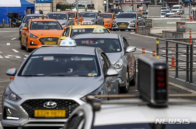 [서울=뉴시스] 정병혁 기자 = 2022년 11월9일 오후 서울 중구 서울역 택시승강장에 택시들이 줄 지어 서 있는 모습. 기사 내용과 직접적인 연관 없음. 2025.04.09. (사진=뉴시스 DB) photo@newsis.com