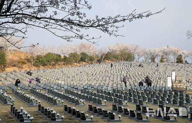 [제주=뉴시스] 우장호 기자 = 제77주년 제주4·3 추념식일인 3일 오전 제주시 봉개동 제주4·3평화공원 행방불명인 묘역에 희생자 유족들의 발걸음이 이어지고 있다. (제주도사진기자회) 2025.04.03. woo1223@newsis.com