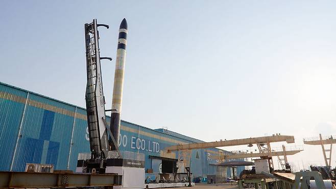 [서울=뉴시스] 민간 우주 발사체 기업 이노스페이스가 위성 발사체 ‘한빛-나노(HANBIT)’ 발사의 핵심 인프라인 발사대를 독자 개발하고 발사대-발사체 체계연동시험을 마쳤다. (사진=이노스페이스 제공) 2025.05.22. photo@newsis.com *재판매 및 DB 금지