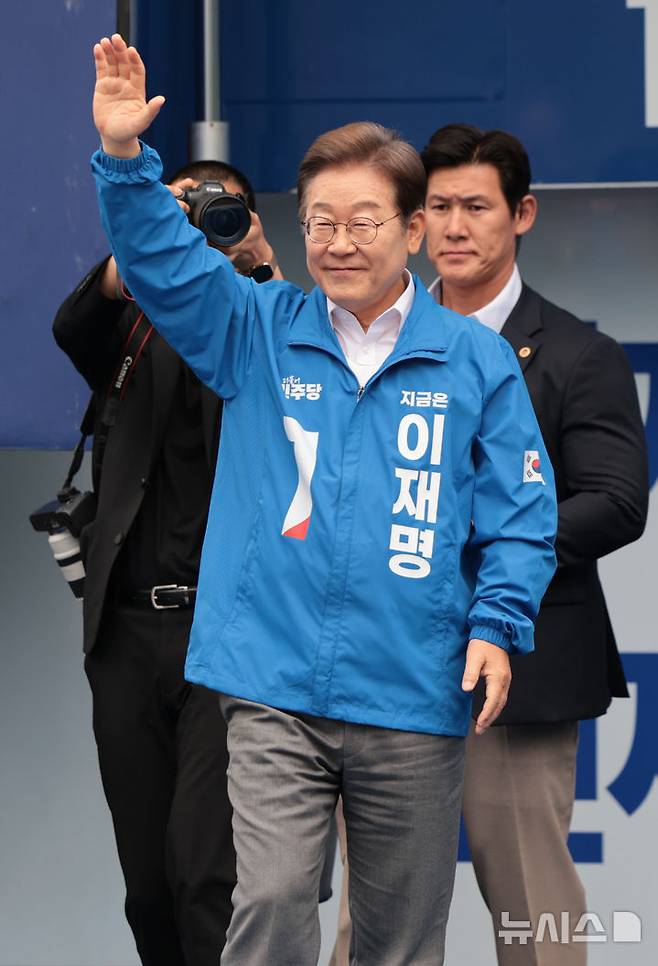 [양산=뉴시스] 조성우 기자 = 이재명 더불어민주당 대선후보가 22일 경남 양산시 양산워터파크공원에서 열린 집중유세에서 시민들을 향해 인사하고 있다. (공동취재) 2025.05.22. photo@newsis.com