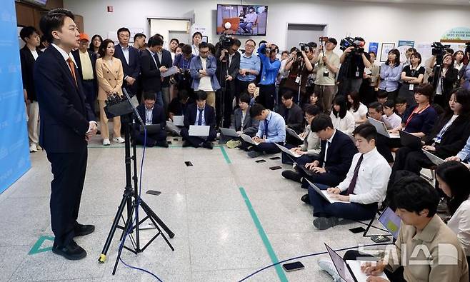 [서울=뉴시스] 조성봉 기자 = 이준석 개혁신당 대선 후보가 22일 서울 여의도 국회 소통관에서 긴급 기자회견을 열고 범보수 진영의 단일화 논의에 응하지 않겠다는 입장을 밝히고 있다. 2025.05.22. suncho21@newsis.com