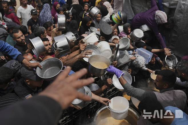 [자발리아=AP/뉴시스] 지난 15일 가자지구 북부 자발리아의 한 급식소 모습 2025.05.16.