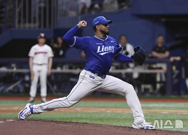 [서울=뉴시스] 김근수 기자 = 22일 서울 구로구 고척스카이돔에서 열린 2025 KBO리그 삼성 라이온즈와 키움 히어로즈의 경기, 7회말 삼성 선발투수 레예스가 역투하고 있다. 2025.05.22. ks@newsis.com