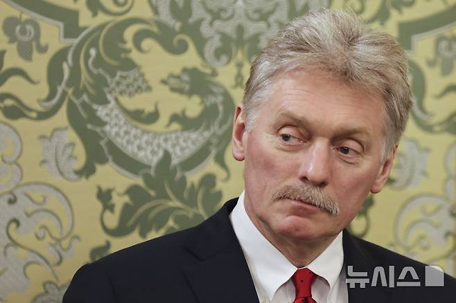 [모스크바=AP/뉴시스]도널드 트럼프 미국 대통령이 블라디미르 푸틴 러시아 대통령에게 종전 의지가 없다고 판단했다는 보도에 대해 러시아 정부가 반박했다. 사진은 드미트리 페스코프 러시아 크렘린궁 대변인. 2025.04.29.