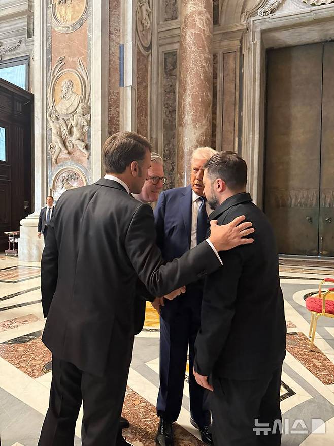 [바티칸=AP/뉴시스]도널드 트럼프 미 대통령과 에마뉘엘 마크롱 프랑스 대통령, 키어 스타머 영국 총리, 볼로디미르 젤렌스키 우크라이나 대통령이 지난달 26일(현지시각) 프란치스코 교황 장례식 참석차 방문한 바티칸에서 모여 대화하고 있다. 트럼프가 지난 19일 블라디미르 푸틴 러시아 대통령과 통화한 뒤 처음으로 푸틴이 전쟁을 끝낼 생각이 없다고 말한 것으로 전해졌다. 2025.5.22.