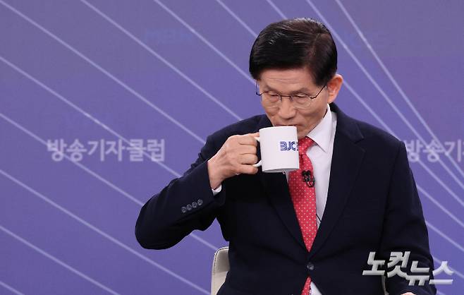 국민의힘 김문수 대선후보가 21일 오전 경기 고양 MBN미디어센터에서 열린 한국방송기자클럽 대선 후보 초청 토론회에 참석해 물을 마시고 있다. 황진환 기자
