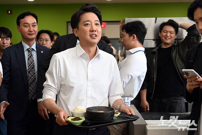 이준석 개혁신당 대선 후보가 21일 경기도 성남시 가천대학교에서 학생들과 '학식먹자 이준석!' 행사를 위해 식판을 들고 자리로 이동하고 있다. 윤창원 기자