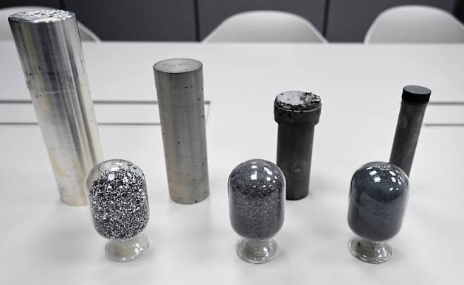 연구팀이 개발한 소재 시편. 앞줄 원형 유리에 들어있는 시편 중 왼쪽에서 첫 번째는 기존의 방법으로 제조한 시편. 두 번째·세 번째는 연구팀이 새롭게 개발한 방법으로 제조한 시편이며, 기존보다 더 미세한(머리카락 절반 두께) 분말 형태를 나타내고 있다. 재료연구원 제공