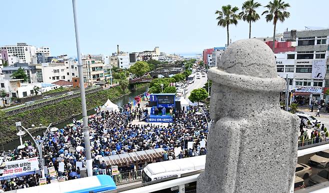 더불어민주당 이재명 대선 후보가 22일 오전 제주시 동문로터리에서 유세를 하고 있다. 연합뉴스