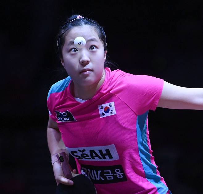 신유빈이 21일 카타르 도하 루사일 아레나에서 열린 2025 국제탁구연맹(ITTF) 세계선수권대회 여자단식 32강 이탈리아 가이아 몬파르디니와 경기를 펼치고 있다. 사진공동취재단