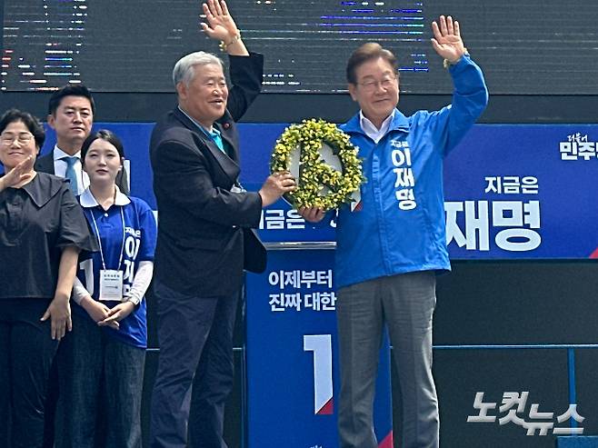 민주당 이재명 대선 후보가 22일 제주시 동문로터리를 찾아 거리유세를 했다. 이인 기자