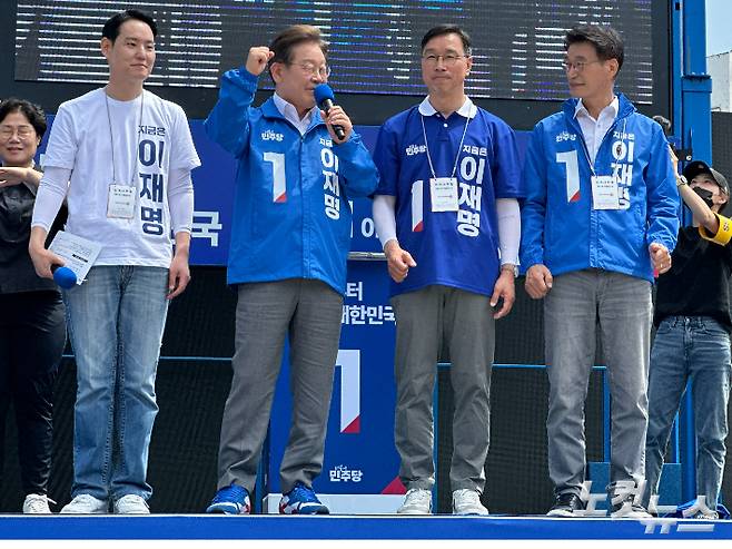 민주당 이재명 대선 후보가 22일 제주시 동문유터리에서 제주를 지역구로 둔 국회의원들과 인사하고 있다. 이인 기자