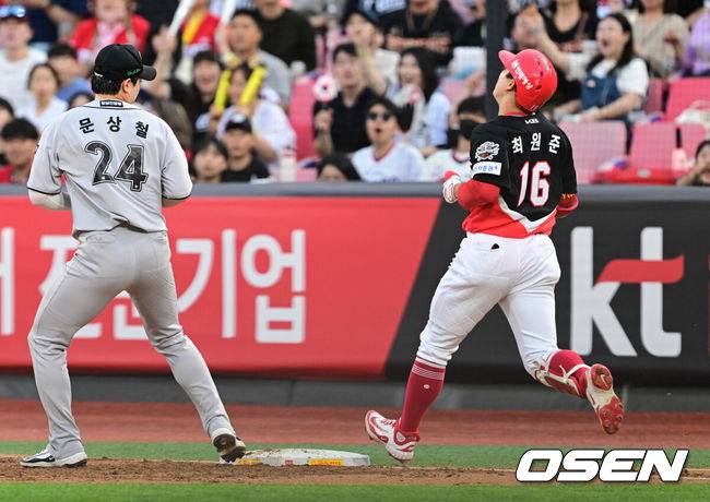 [OSEN=수원, 조은정 기자]20일 오후 수원 KT위즈파크에서 2025 신한 SOL Bank KBO리그 KT 위즈와 KIA 타이거즈의 경기가 열렸다.이날 홈팀 KT는 조이현을, 방문팀 KIA는 윤영철을 선발투수로 내세웠다.2회초 1사 1,2루 KIA 최원준이 병살타로 물러나고 있다. 2025.05.20 /cej@osen.co.kr