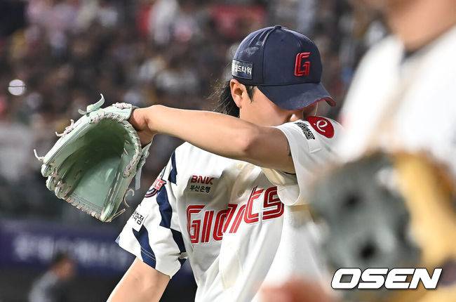[OSEN=부산, 이석우 기자] 21일 부산 사직야구장에서 2025 신한 SOL 뱅크 KBO 리그 롯데 자이언츠와 LG 트윈스의 경기가 열렸다. 홈팀 롯데는 나균안이, 방문팀 LG는 임찬규가 선발 출전했다.롯데 자이언츠 정철원이 7회초 역전을 허용하고 아쉬워하고 있다. 2025.05.21 / foto0307@osen.co.kr