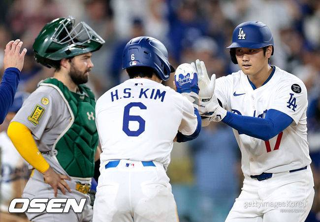 [사진] LA 다저스 오타니 쇼헤이(오른쪽)가 홈런을 친 뒤 김혜성의 환영을 받고 있다. ⓒGettyimages(무단전재 및 재배포 금지)
