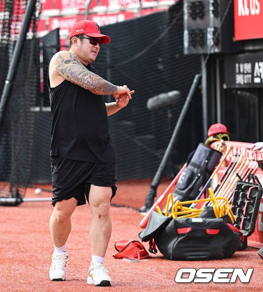 [OSEN=수원, 조은정 기자]20일 오후 수원 KT위즈파크에서 2025 신한 SOL Bank KBO리그 KT 위즈와 KIA 타이거즈의 경기가 열린다.이날 홈팀 KT는 조이현을, 방문팀 KIA는 윤영철을 선발투수로 내세웠다.KIA 최형우가 훈련을 나서고 있다. 2025.05.20 /cej@osen.co.kr