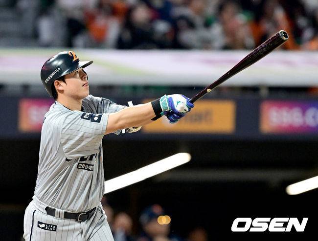 [OSEN=인천, 김성락 기자] 17일 오후 SSG 랜더스 필드에서 ‘2025 신한 SOL BANK KBO리그’ SSG 랜더스와 한화 이글스의 경기가 열렸다.이날 SSG는 미치 화이트를, 한화는 류현진을 선발투수로 내세웠다. 4회초 2사 한화 노시환이 3루타를 날리고 있다. 2025.04.17 / ksl0919@osen.co.kr