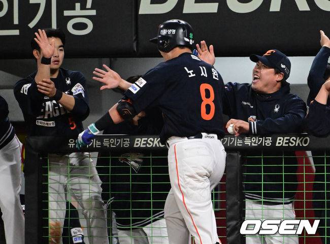 [OSEN=광주, 지형준 기자] 2일 오후 광주-기아 챔피언스필드에서 2025 신한 SOL Bank KBO리그 KIA 타이거즈와 한화 이글스의 경기가 열렸다.5연승에 도전하는 한화는 엄상백을, 연패를 막아야 하는 KIA는 아담 올러를 선발로 내세웠다.연장 11회초 무사에서 한화 노시환이 좌월 솔로포를 날리고 문현빈, 류현진과 기뻐하고 있다. 2025.05.02 /jpnews@osen.co.kr