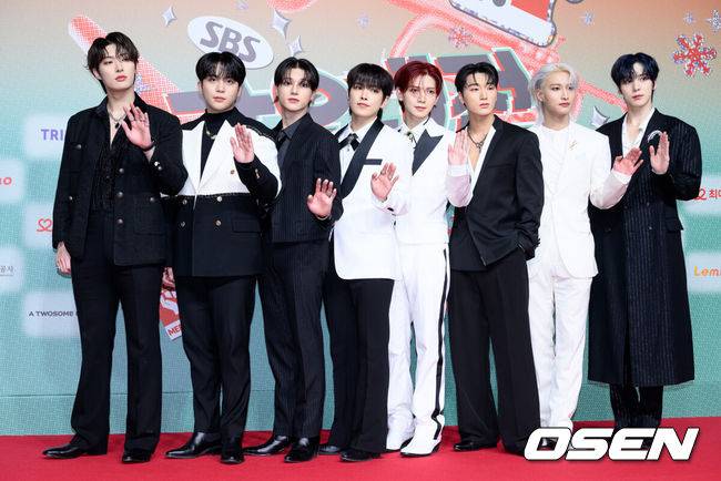 [OSEN=이대선 기자] 25일 오후 인천 중구 인스파이어 리조트 그랜드 볼룸에서 2024 SBS 가요대전 레드카펫 행사가 열렸다.이번 ‘가요대전’에는 8년 만에 돌아온 지드래곤을 비롯해 키(KEY), 2NE1, NCT 127, NCT DREAM, Stray Kids (스트레이 키즈), (여자)아이들, ATEEZ(에이티즈), WayV, ITZY, 투모로우바이투게더, 이영지, CRAVITY, TREASURE(트레저), aespa, ENHYPEN(엔하이픈), IVE, NMIXX, LE SSERAFIM, 뉴진스(NewJeans), BOYNEXTDOOR, ZEROBASEONE, 라이즈(RIIZE), TWS 투어스), NCT WISH, 아일릿(ILLIT), BABYMONSTER, NEXZ, izna(이즈나)까지 총 29팀이 출연한다.그룹 에이티즈가 레드카펫을 밟고 있다. 2024.12.25 /sunday@osen.co.kr