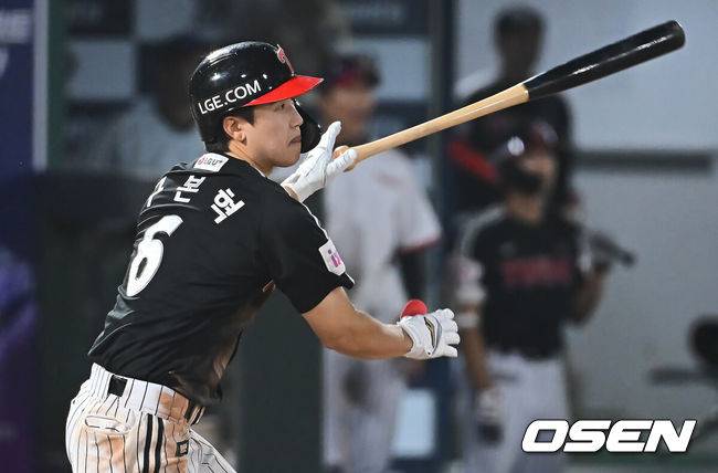[OSEN=부산, 이석우 기자] 21일 부산 사직야구장에서 2025 신한 SOL 뱅크 KBO 리그 롯데 자이언츠와 LG 트윈스의 경기가 열렸다. 홈팀 롯데는 나균안이, 방문팀 LG는 임찬규가 선발 출전했다.LG 트윈스 구본혁이 7회초 1사 1,2루 좌중간 역전 1타점 적시타를 치고 있다. 2025.05.21 / foto0307@osen.co.kr