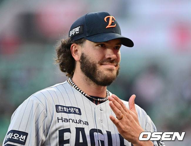 [OSEN=인천, 김성락 기자] 15일 오후 SSG 랜더스 필드에서 ‘2025 신한 SOL BANK KBO리그’ SSG 랜더스와 한화 이글스의 경기가 열렸다.이날 SSG는 앤더슨을, 한화는 폰세를 선발투수로 내세웠다. 1회말 종료 후 한화 폰세가 더그아웃으로 이동하고 있다. 2025.04.15 / ksl0919@osen.co.kr