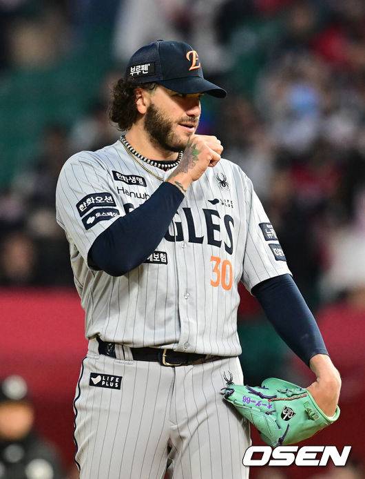 [OSEN=인천, 김성락 기자] 15일 오후 SSG 랜더스 필드에서 ‘2025 신한 SOL BANK KBO리그’ SSG 랜더스와 한화 이글스의 경기가 열렸다.이날 SSG는 앤더슨을, 한화는 폰세를 선발투수로 내세웠다. 3회말 한화 폰세가 마운드에서 투구를 준비하고 있다. 2025.04.15 / ksl0919@osen.co.kr