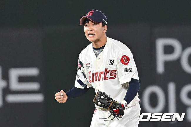 [OSEN=부산, 이석우 기자] 21일 부산 사직야구장에서 2025 신한 SOL 뱅크 KBO 리그 롯데 자이언츠와 LG 트윈스의 경기가 열렸다. 홈팀 롯데는 나균안이, 방문팀 LG는 임찬규가 선발 출전했다.롯데 자이언츠 이호준이 연장 10회초 1사 1루 LG 트윈스 오스틴 타석때 문성주의 2루 도루를 저지하고 환호하고 있다. 2025.05.21 / foto0307@osen.co.kr