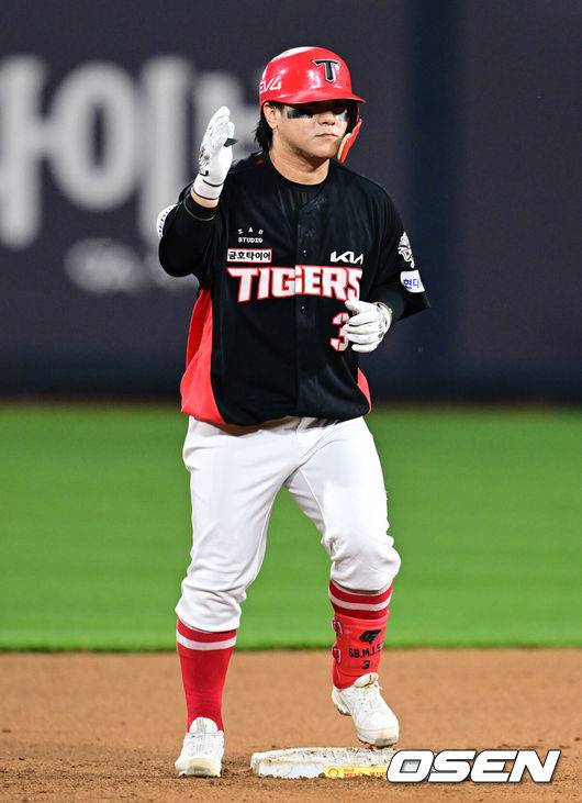 [OSEN=수원, 조은정 기자]20일 오후 수원 KT위즈파크에서 2025 신한 SOL Bank KBO리그 KT 위즈와 KIA 타이거즈의 경기가 열렸다.이날 홈팀 KT는 조이현을, 방문팀 KIA는 윤영철을 선발투수로 내세웠다.9회초 1사 2루 김선빈이 1타점 2루타를 날린 뒤 기뻐하고 있다. 2025.05.20 /cej@osen.co.kr