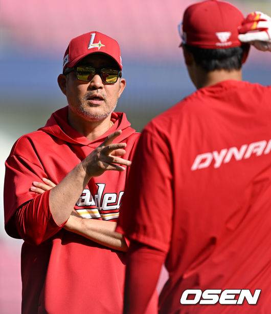 [OSEN=잠실, 조은정 기자]22일 오후 서울 잠실구장에서 2025 신한 SOL Bank KBO리그 두산 베어스와 SSG 랜더스의 경기가 열린다.이날 두산은 홍민규를, SSG은 김광현을 선발로 내세웠다.SSG 이숭용 감독이 한유섬에게 타격을 지도하고 있다. 2025.05.22 /cej@osen.co.kr