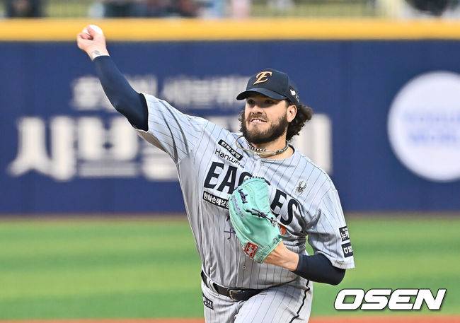 [OSEN=울산, 이석우 기자] 22일 울산 문수야구장에서 2025 신한 SOL 뱅크 KBO 리그 NC 다이노스와 한화 이글스의 경기가 열렸다. 홈팀 NC는 김녹원이, 방문팀 한화는 폰세가 선발로 나섰다.한화 이글스 선발 투수 폰세가 역투하고 있다. 2025.05.22 / foto0307@osen.co.kr