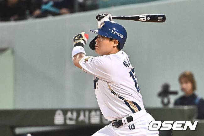 [OSEN=울산, 이석우 기자] 22일 울산 문수야구장에서 2025 신한 SOL 뱅크 KBO 리그 NC 다이노스와 한화 이글스의 경기가 열렸다. 홈팀 NC는 김녹원이, 방문팀 한화는 폰세가 선발로 나섰다.NC 다이노스 박세혁이 2회말 1사 2루 우익수 앞 1타점 동점 안타를 치고 있다. 2025.05.22 / foto0307@osen.co.kr