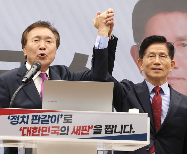 ▲손학규 전 바른미래당 대표가 22일 오전 서울 여의도 중앙당사에서 국민의힘 김문수 대선 후보 지지를 선언하고 있다. ⓒ연합뉴스