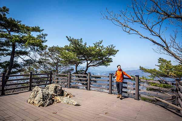 기차봉 또는 아갈바위라고 불리는 데크전망대.
