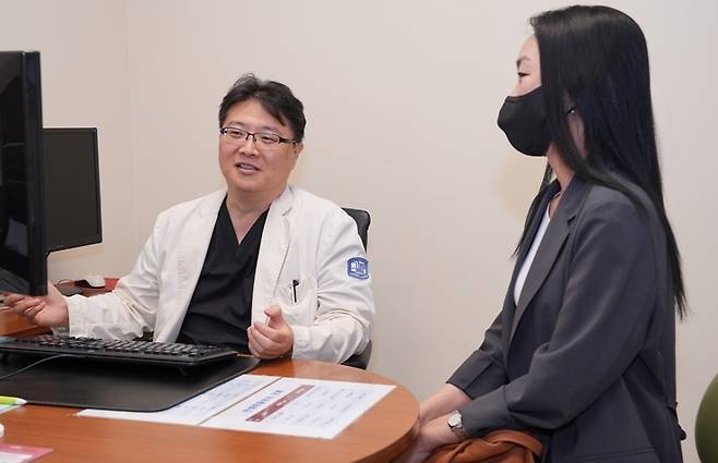 이보영 환자가 지난 20일 정기 외래진료를 위해 정병하 서울성모병원 신장내과 교수를 찾은 모습. 서울성모병원 제공
