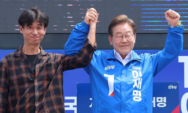 이재명 더불어민주당 대선 후보가 22일 오전 제주시 일도일동 동문로터리에서 열린 유세에서 배우 박혁권와 함께 지지자들에게 인사를 하고 있다. 제주=뉴시스