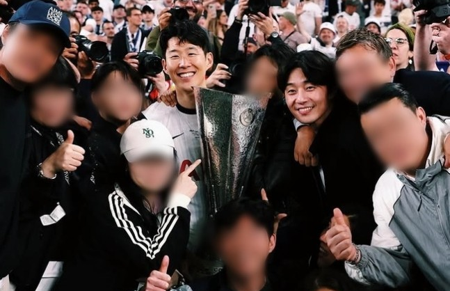 토트넘 홋스퍼의 주장 손흥민이 오랜 무관을 깨고 유로파리그 트로피를 들어 올린 순간에&nbsp;그의 절친인 배우 박서준이 기쁨을 함께했다.&nbsp;&nbsp;손흥민 인스타그램 캡처