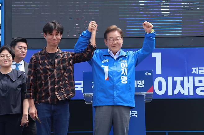더불어민주당 이재명 대선 후보가 22일 오전 제주시 동문로터리에서 유세를 하고 있다.    연합뉴스