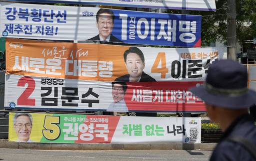 22일 서울 성북구 한 도롯가에 더불어민주당 이재명 후보, 국민의힘 김문수 후보, 개혁신당 이준석 후보, 민주노동당 권영국 대선후보 현수막이 걸려 있다. 연합뉴스