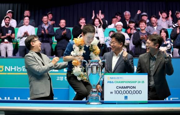 지난해 11월 2024~25 PBA 6차 투어 NH농협카드 챔피언십에서 우승한 뒤 상금 1억원을 받는 모습. PBA 제공