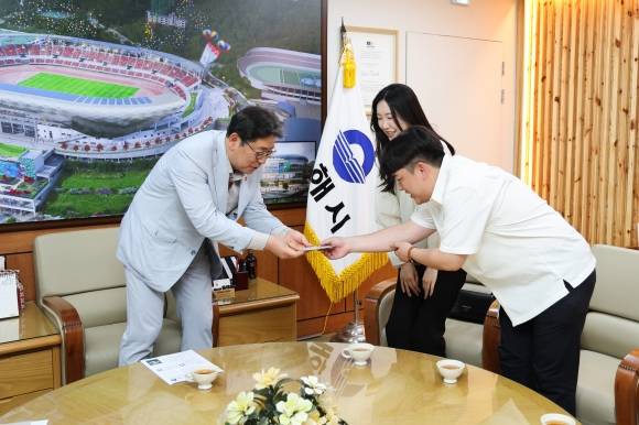 경남 김해시 인구시책 중 하나인 ‘나는 김해솔로’ 프로그램에서 만난 한 커플이 홍태용 김해시장에게 청첩장을 전달하고 있다. 2025.5.22. 김해시 제공