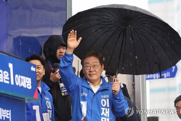 더불어민주당 이재명 대선후보가 15일 순천시 연향동 패션의 거리에서 열린 유세에서 시민들에게 인사하고 있다. 연합뉴스.
