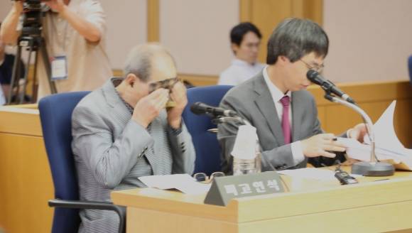 4·3 희생자로 결정되지 않은 92세 고령의 강택심씨가 22일 오후 경기 고양시 사법연수원 형사모의법정에서 열린 직권재심에서 손수건으로 눈물을 닦고 있다. 강씨는 일반재판 생존수형인이 4·3특별법이 아닌 형사소송법에 의한 직권재심에서 무죄판결을 받았다. 뉴스1