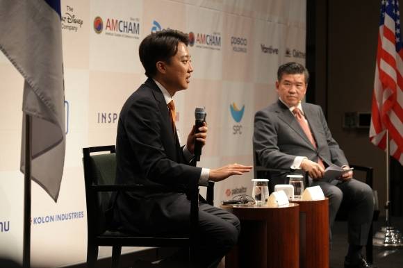 이준석(왼쪽) 개혁신당 대선 후보가 22일 서울 용산구 그랜드하얏트서울에서 열린 주한미국상공회의소와의 대담 자리에서 자신의 생각을 밝히고 있다. 오른쪽은 제임스 김 대표. 개혁신당 제공