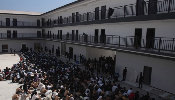 미얀마 사기 조직에 붙들려 있다가 풀려난 외국인 노동자들. AP 연합뉴스 자료사진.